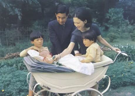 1969年9月の皇太子ご一家。乳児は清子内親王、左から徳仁親王、皇太子明仁親王、皇太子妃美智子さま、文仁親王（当時）