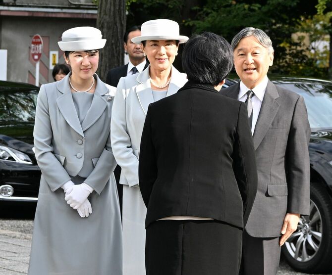 東京都慰霊堂に到着し、小池百合子都知事（手前）の出迎えを受けられる天皇、皇后両陛下と長女愛子さま