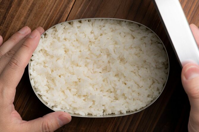 お弁当箱に敷き詰められた白米