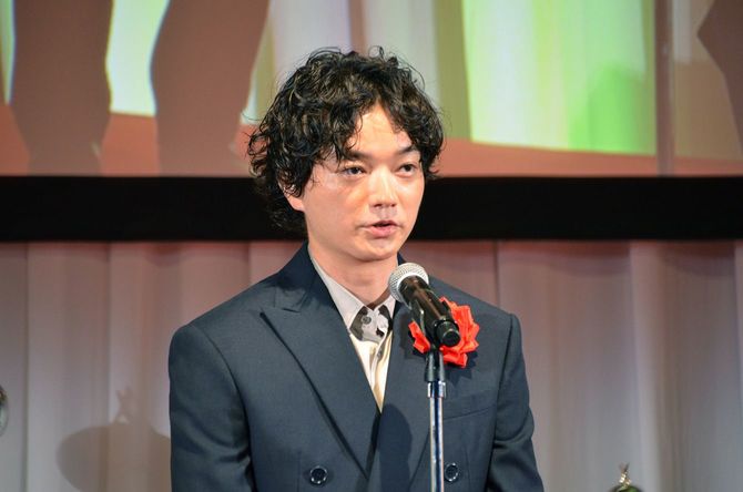 第41回「ATP賞」の特別賞を「NHK　放送100年プロジェクト」が受賞し、代表してあいさつをする大河ドラマ「べらぼう～蔦重栄華乃夢噺～」で喜多川歌麿役を務めた俳優の染谷将太さん＝2025年7月24日、東京都港区