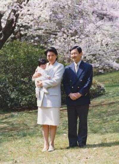 幼い愛子さまを抱く雅子妃（現・皇后）と徳仁親王（現・第126代天皇）