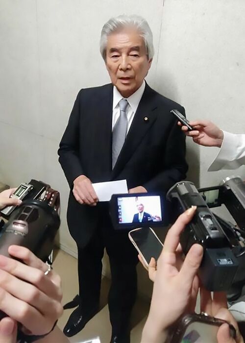 自民党本部で記者団の取材に応じる中曽根弘文憲法改正実現本部長＝2026年6月29日午後、東京・永田町