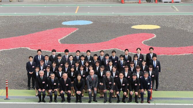2021年4月の入社式で。前列左から4人目が中島さん。右隣が浅田剛夫会長