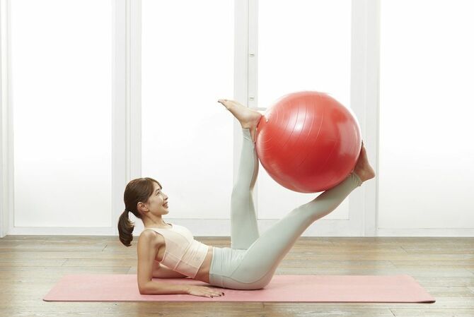 写真⑦　出典＝SAYAKA『バランスボール「美やせ」革命』（プレジデント社）