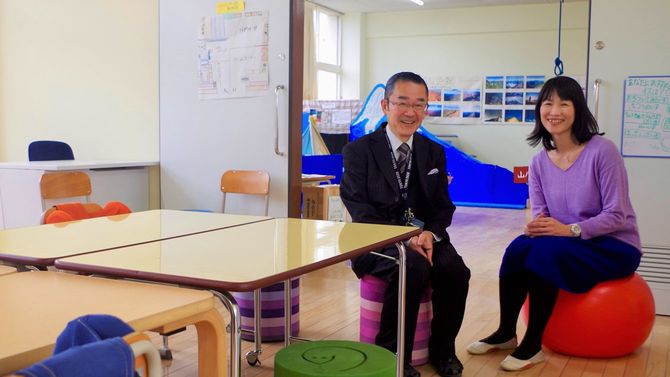 狛江第三小学校校長の荒川元邦さん（左）と、同校自閉症・情緒障害特別支援学級指導教諭の森村美和子さん（右）
