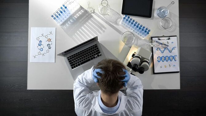 実験失敗で動揺する研究員