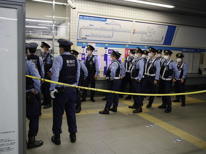 小田急線車内で起きた殺傷事件のため、祖師ケ谷大蔵駅に駆け付けた警察官