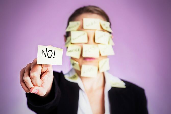 タスクで覆われた女性がNOを突き付ける