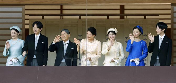 天皇陛下の66歳の誕生日を祝う一般参賀で、訪れた人たちに手を振られる天皇、皇后両陛下と愛子さま、秋篠宮ご夫妻と佳子さま、悠仁さま＝2026年2月23日午前、宮殿・長和殿