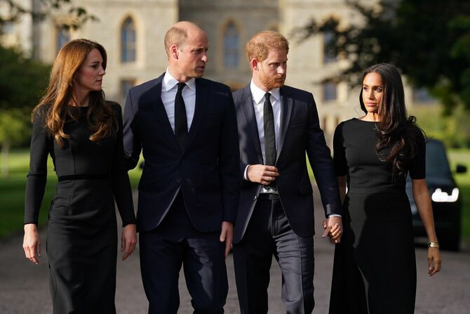 エリザベス女王が亡くなった2日後、英国・ロンドン近郊のウィンザー城で姿を見せた（左から）キャサリン妃、ウィリアム皇太子、ヘンリー王子、メーガン妃。2022年9月10日撮影