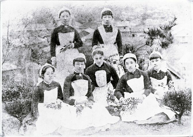 桜井看護学校1期生の卒業写真、前列右から2番目が大関和、左から2番目が鈴木雅（「風、薫る」大家直美のモチーフ）