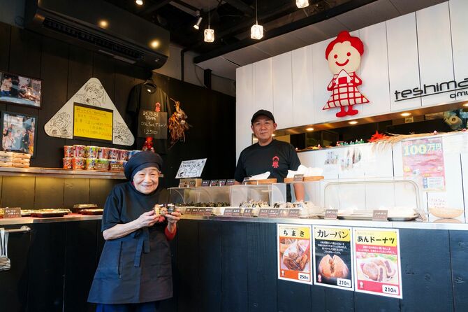 東京都調布市仙川町1丁目にある「おむすび　てしま」の手島弘子さんと息子の健太さん