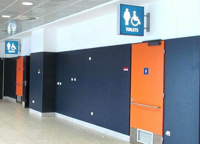 チェコのトイレ　男女が離れているので、男性が尾行しづらくなる