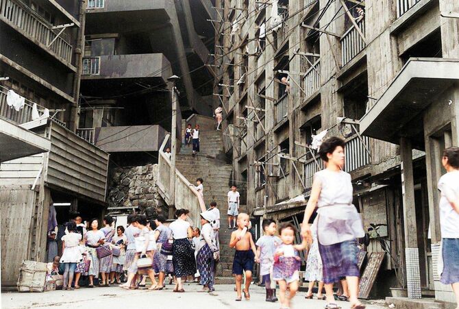 地獄段を降りると商店が並ぶ端島銀座が広がっていた