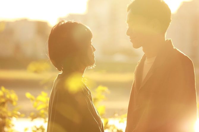 見つめ合う男女