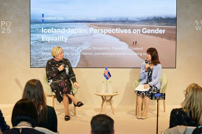 大阪・関西万博で対談するトーマスドッティル大統領と筆者