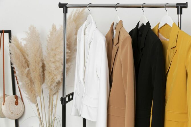 ラックにぶら下がっている服