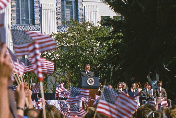 サンディエゴ郡管理ビルでの選挙集会で演説するロナルド・レーガン大統領