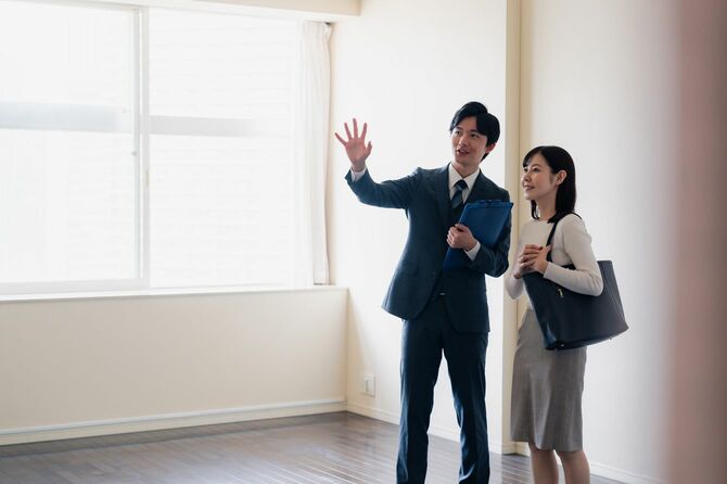物件を見学する若い女性