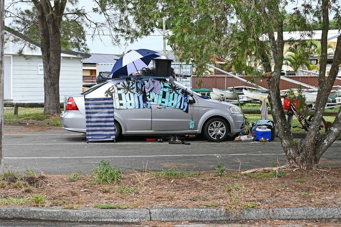 車の中で暮らすホームレスの人