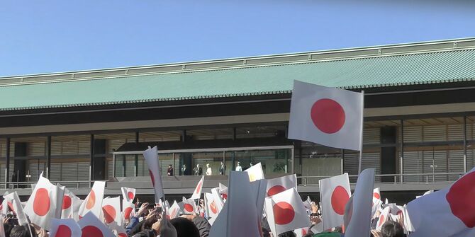 2017年12月23日、皇居で天皇（現上皇）の84歳の誕生日を祝う人だかり