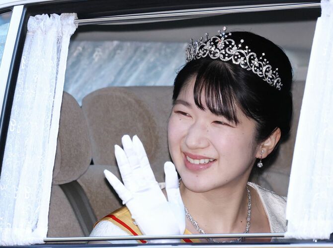 上皇ご夫妻への新年のあいさつのため、仙洞御所に入られる愛子さま＝2026年1月1日午後、東京・元赤坂（代表撮影）