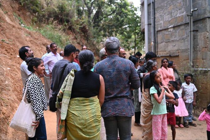 演劇を見に来た人たちが、開演前に劇場の裏庭で談笑する様子