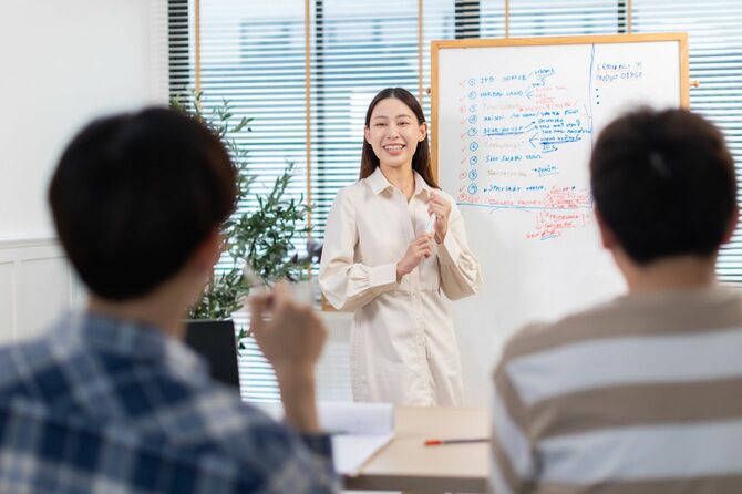 役員室でプレゼンテーションを行うビジネスウーマン