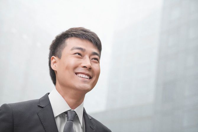 笑顔のビジネスパーソン