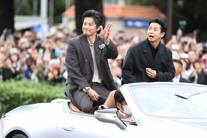 名古屋まつりでのNHK大河ドラマ「豊臣兄弟！」の織田信長役・小栗旬（左）、豊臣秀長役・仲野太賀。2025年10月19日、名古屋市