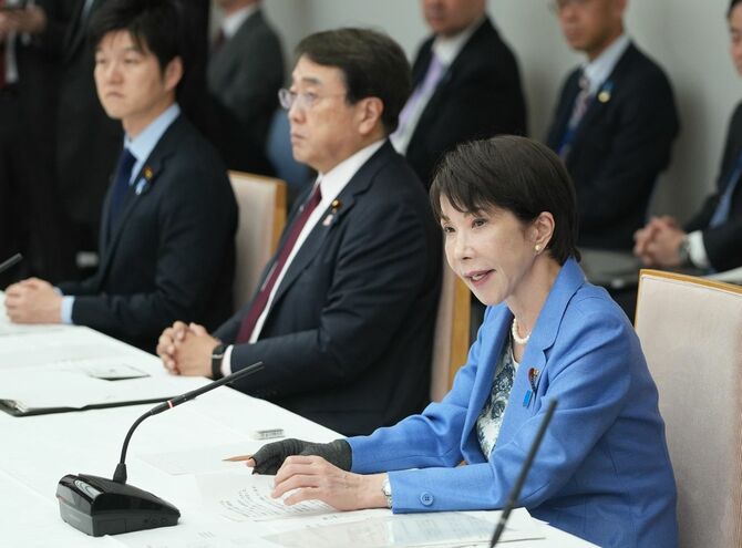 中東情勢に関する関係閣僚会議で発言する高市早苗首相（右）。中央は赤沢亮正経済産業相＝2026年3月31日、首相官邸