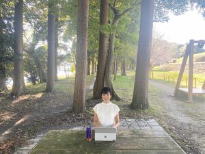 「アウトドアオフィス」と呼んでいる仁淀川沿いの公園。気候がいいと外での仕事も快適。