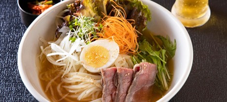 日清麵粉廠和戶田久志接受了挑戰，利用高纖維原料「阿穆利亞」改良盛岡冷麵！