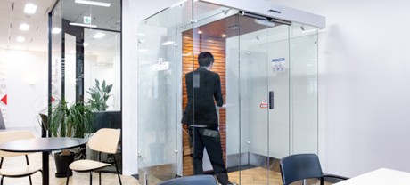 一家辦公室因其禁煙令而面臨一系列投訴，於是選擇了一種共存策略：「分享煙霧，但不分享人」。